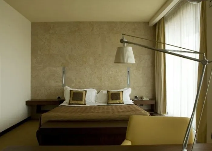 Nh De La Gare Bolonia